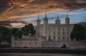 Fototapeta na wymiar Tour de Londres en Angleterre avec coucher de soleil