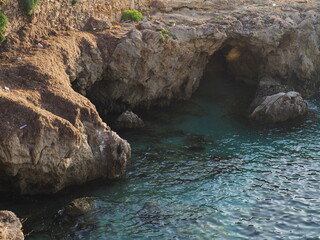 Steinfelsen an der Meeresküste auf Mallorca