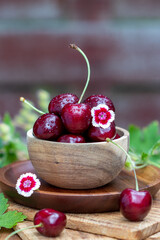 frische Süßkirschen in Holzschale