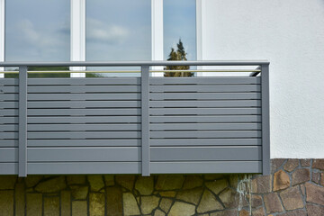 Moderne Balkone mit Sichtschutz aus beschichteten Aluminiumelementen und Metall-Geländer an...