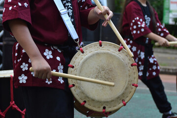 Tambores tradicional japoneses da cultura taiko 