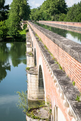 Pont d'eau du canal de Garonne sur le Tarn