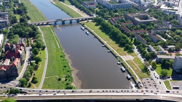 Drohnenaufnahme, Flug &uuml;ber die historische Altstadt, die Elbe, Sehensw&uuml;rdigkeiten, Schiffsanleger, Frauenkirche,  Schloss, Rathaus, Kreuzkirche, Semperoper, Zwinger, Dresden, Sachsen, Deutschland