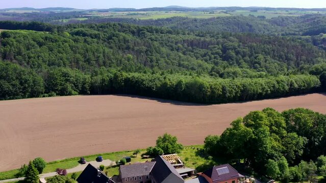 Drohnenvideo, Flug &Uuml;ber den Nationalpark S&auml;chsische Schweiz, Hocksteinsch&auml;nke. Motorr&auml;der unterwegs, Stra&szlig;enkreuzung, Hohnstein, Sachsen, Deutschland