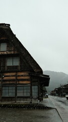 Fototapeta na wymiar Villa japonesa en la montaña. Shirakawa.