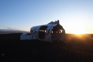 Das berühmte Flugzeugwrack auf Island auf dem Sólheimasandur bei Sonnenaufgang