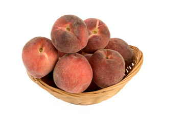 p^zches fruits présenté en corbeille sur fond blanc