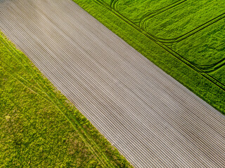 Widok z drona (lotu ptaka) na zaorane pole.