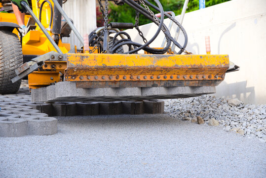 Rasengittersteine verlegen mit Baumaschine