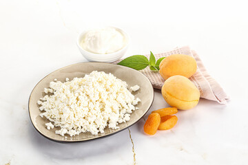 Cottage cheese with apricot and cream