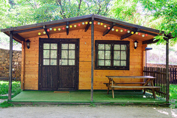 Cabaña de camping genérica de Noruega (hytte). Cabaña de madera en un camping en las montañas de Jotunheimen.
