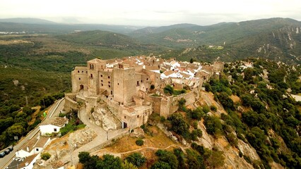 Luftaufnahme von Castillo de Castellar, mittelalterliche Stadt innerhalb einer Burg, Burgmauer in...