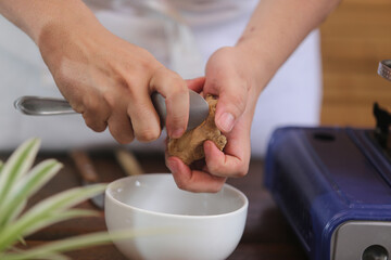 Chef talentoso preparando o doce tradicional de Paraty: Pé de Moleque com gengibre, melado de cana e farinha de mandioca