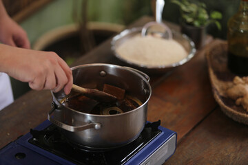 Chef talentoso preparando o doce tradicional de Paraty: Pé de Moleque com gengibre, melado de cana e farinha de mandioca