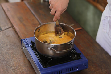 Chef talentoso preparando o doce tradicional de Paraty: Pé de Moleque com gengibre, melado de cana e farinha de mandioca