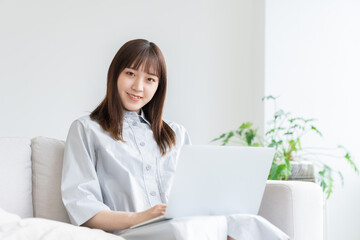 部屋でラップトップコンピューターを見る女性