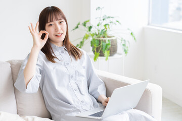 部屋でラップトップコンピューターを見る女性