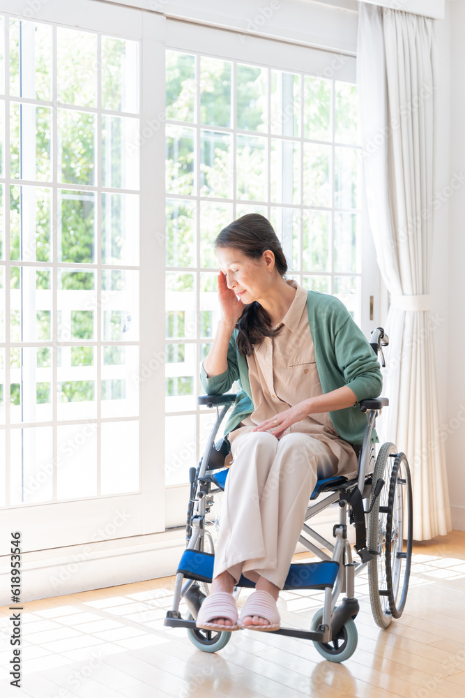 Poster 家で車椅子に乗っているシニア女性（介護・福祉）