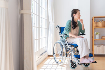 Obraz premium 家で車椅子に乗っているシニア女性（介護・福祉）