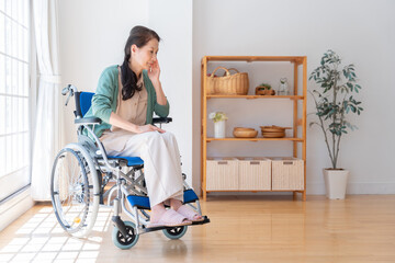 家で車椅子に乗っているシニア女性（介護・福祉）