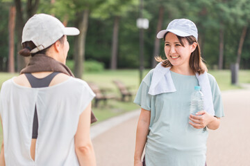 公園で運動・ウォーキング・ランニングする妊婦とママ友・主婦・友達
