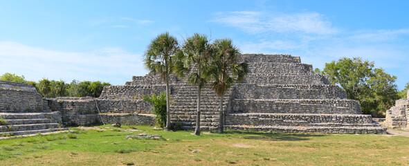Fototapeta na wymiar Maya Ruins at Archeological site of Chichen-Itza (Yucatan, Mexico) 
