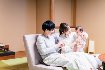 Fototapeta premium 赤ちゃんと温泉旅行を楽しむ若いファミリー