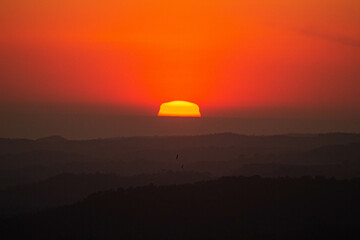 El sol se oculta en el horizonte del océano