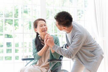 妻を在宅介護する夫（シニア・高齢者・夫婦）