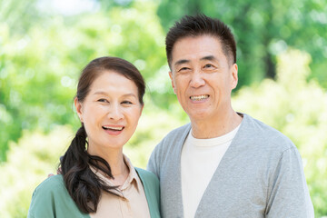 Fototapeta premium 新緑と笑顔のシニア夫婦