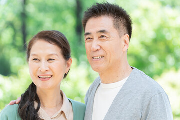 Obraz premium 新緑と笑顔のシニア夫婦