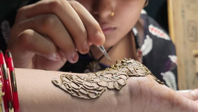 Traditional Indian temporary tattoo realized with henna paste during the Mehndi ceremony.