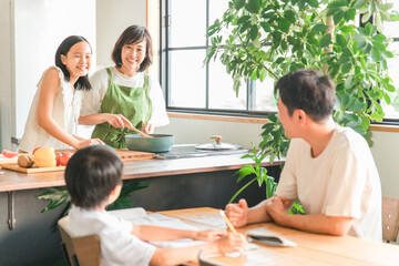 家のキッチンで子供と一緒に料理・クッキングする親子  © buritora