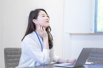 パソコン操作する女性　Woman operating a computer in the office