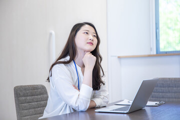 仕事で悩む女性　woman worried at work