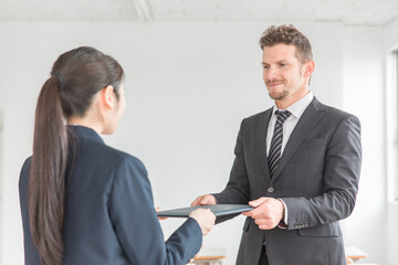 卒業式で卒業証書を渡す担任の先生・教師と女子生徒（女子高生・中学生・高校生）
