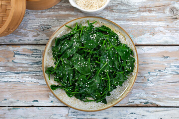 spinaci bolliti con semi di sesamo