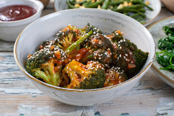 broccoli con salsa cibo e gastronomia asiatica 