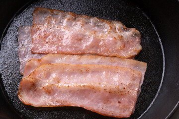 スライスベーコンを焼く