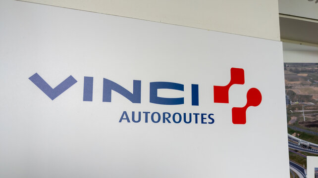 Vinci autoroutes logo brand and sign text on panel French Highway concessions and construction company france Highways