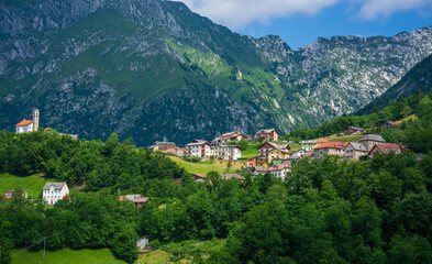 Fototapeta na wymiar Irrighe,piccolo villaggio sulle montagne dell'Alpago a Belluno,Italia