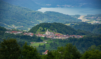 Fototapeta na wymiar Vista sull Alpago a Belluno,con sullo sfondo il lago di Santa Croce