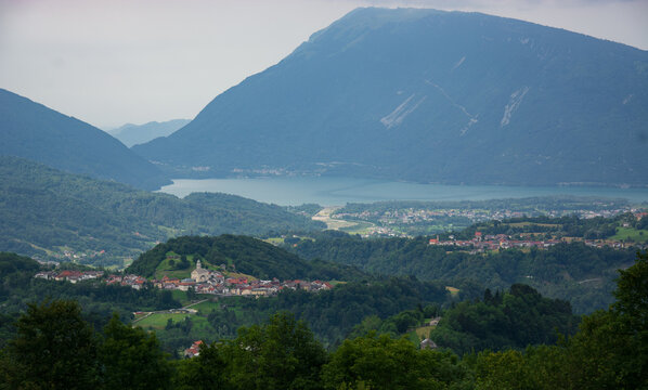 il lago di Santa Croce visto dalle montagne di Chies D'Alpago