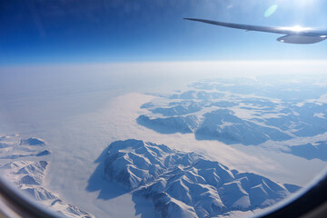 飛行機から見た北極圏の雪山や氷河の景色