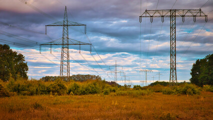 Strommast - Stromleitung - Stromtrasse - Energiekriese - Nebel - Abend - Electricity - Energy -...
