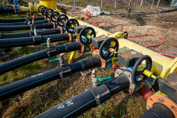 Tubature di produzione e distribuzione di gas. Gasdotto e metanodotto in panorama.