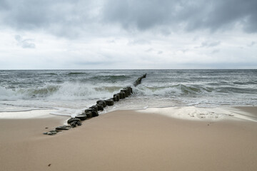 morze bałtyckie w pochmurny dzień - obrazy, fototapety, plakaty