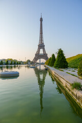 池に反射した朝焼けに照らされるエッフェル塔