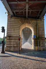 パリの地下鉄の高架下にあるビル・アケム橋の通路