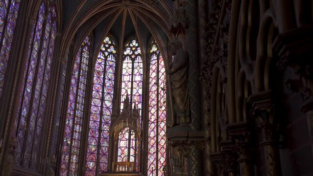 パリの教会の中のカラフルなステンドグラス